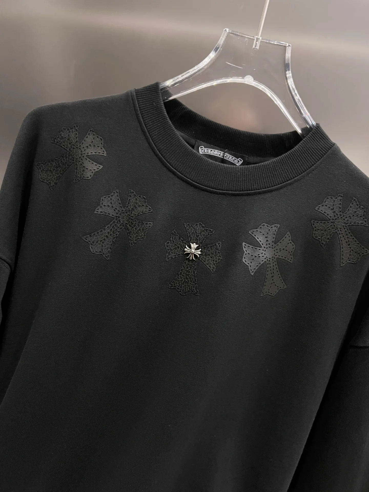 🅿️280 CH Crowe 2025 Autumn and Winter New Style Round Neck Long Sleeve Sweater Cross Patch Leather + Customized Hardware Metal Horseshoe Sanskrit Characters + Middle Eastern Australian Diamond Design Craftsmanship The real thing is great🔥Same style for men and women, loose version Size S M L XL XXL Five sizes Black White